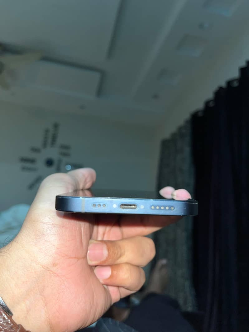 Apple iPhone 12 4