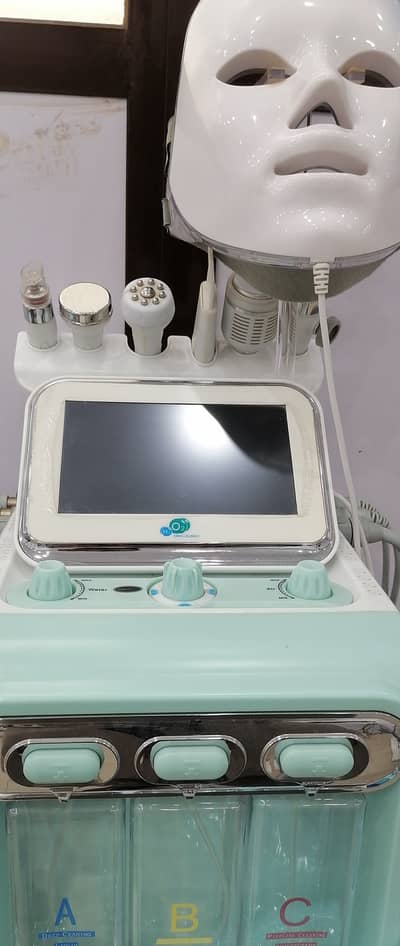 Selling my hydrafacial machine in best condition