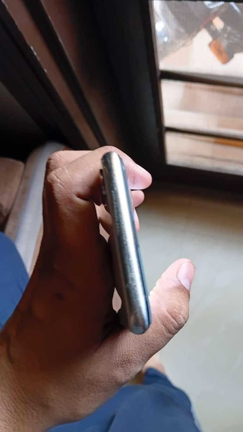 Apple iPhone X 4