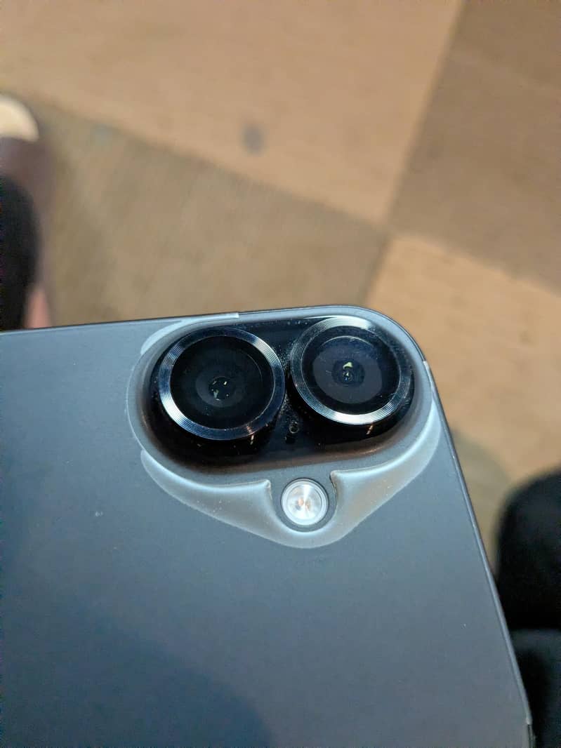 Apple iPhone 16 2