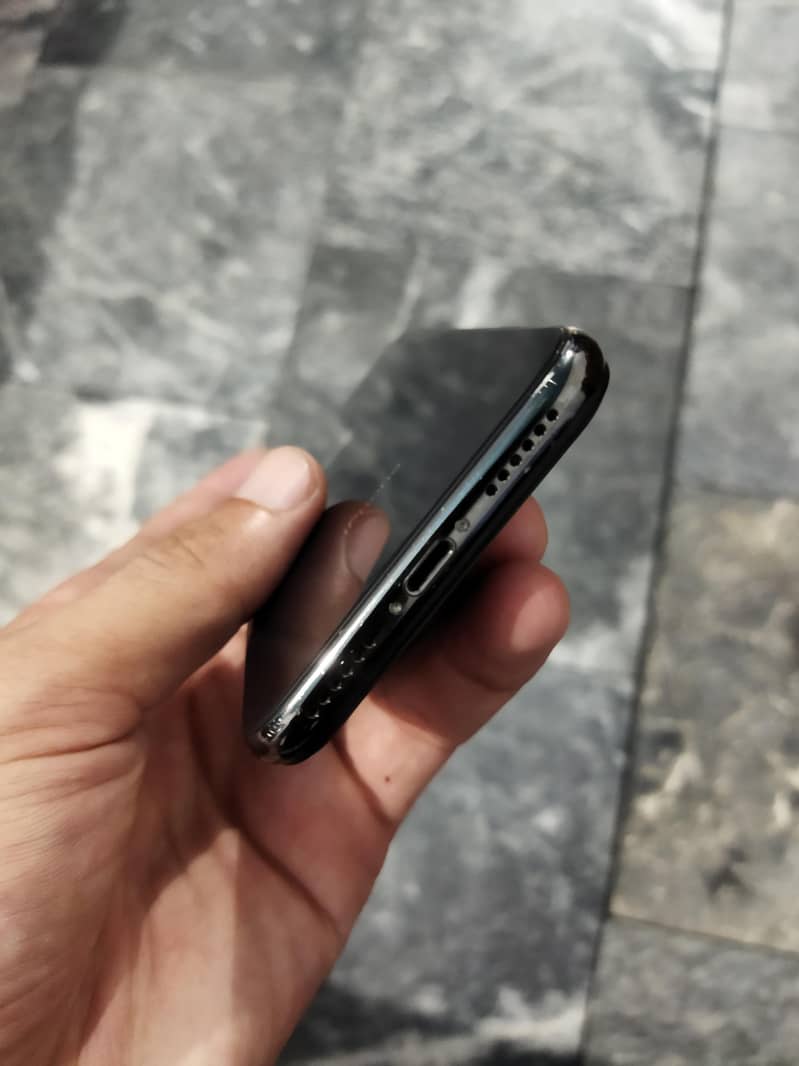 Apple iPhone X 4