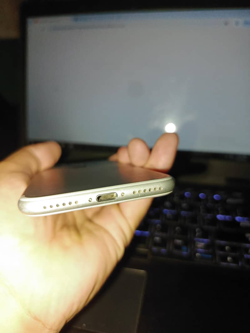Apple iPhone 7 1