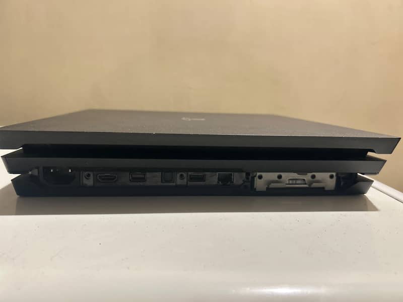 PS4 PRO 1TB 3