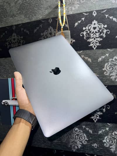 Macbook pro 2018 i7 15inch touch bar touch id