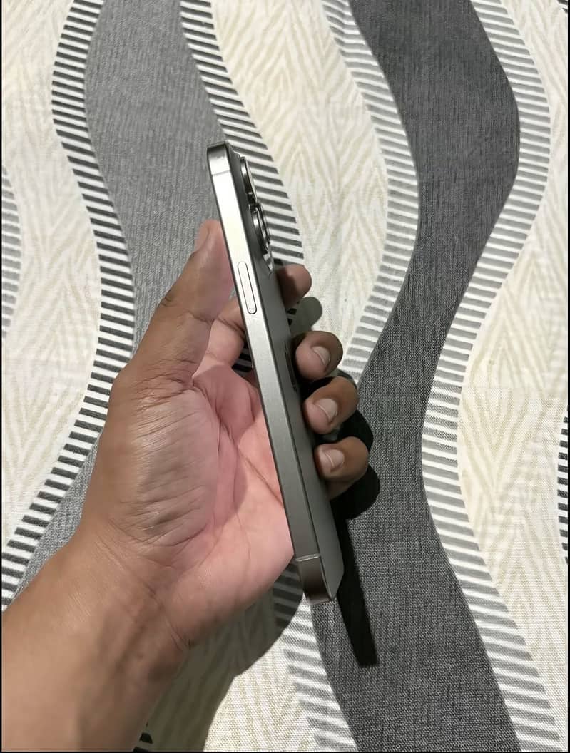 Apple iPhone 15 Pro Max 2