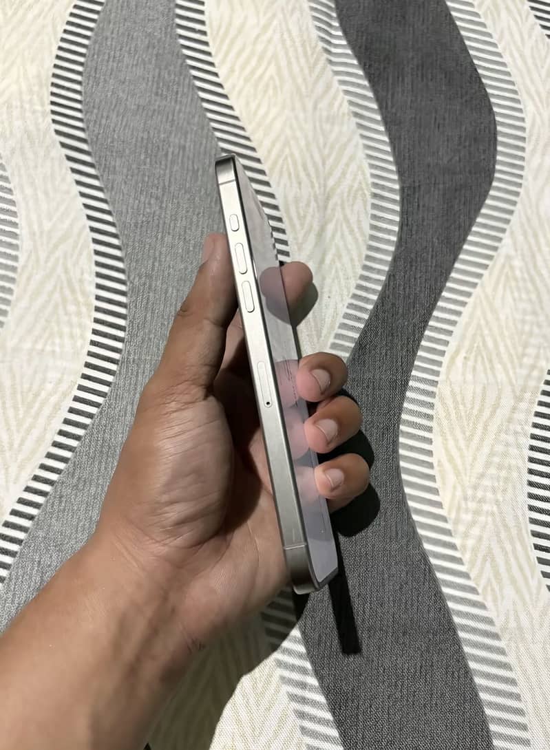 Apple iPhone 15 Pro Max 4