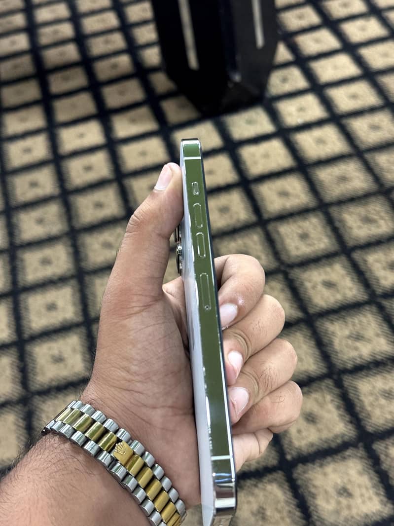 Apple iPhone 13 Pro Max 2