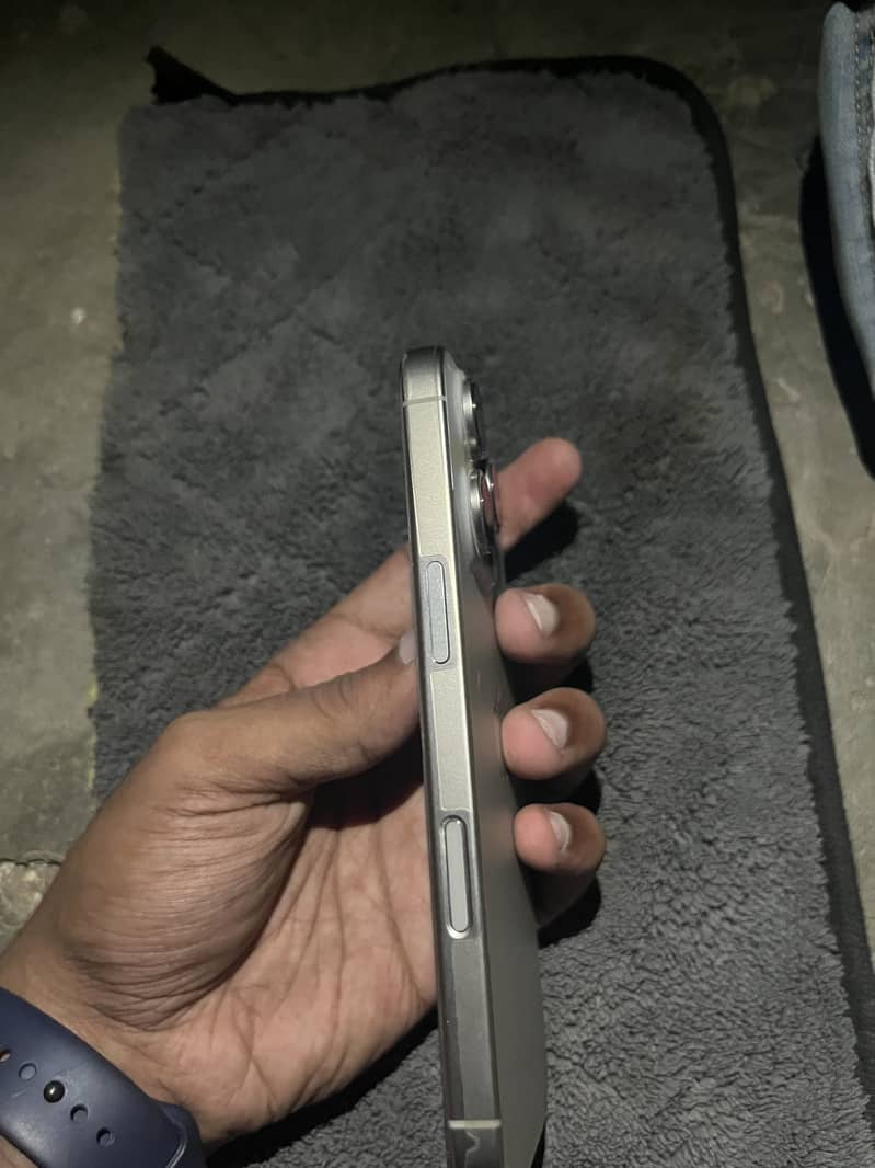 Apple iPhone 16 Pro 3