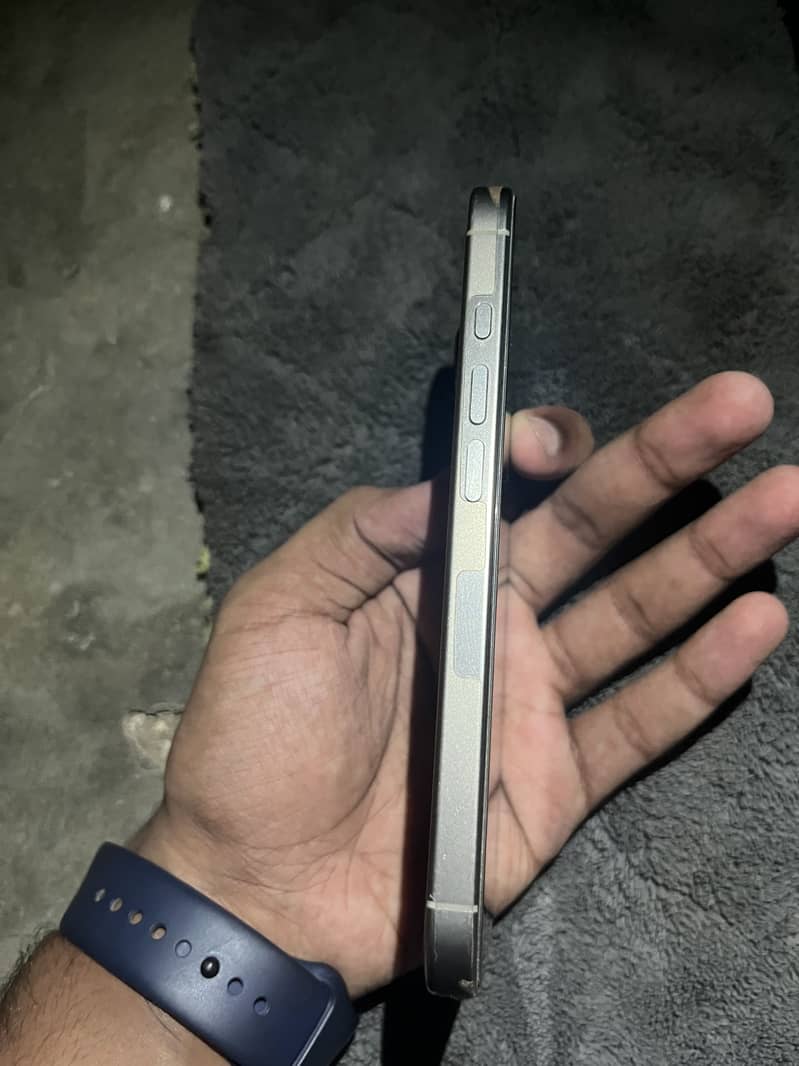 Apple iPhone 16 Pro 4