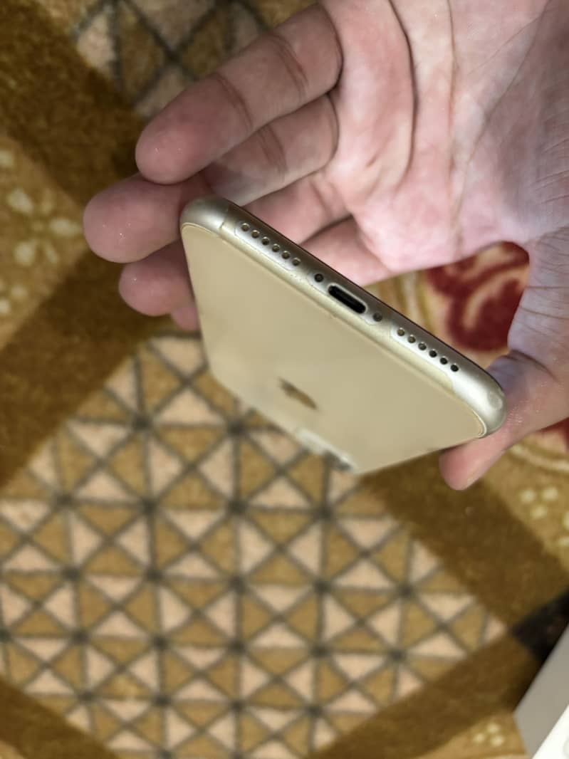 Apple iPhone 11 4