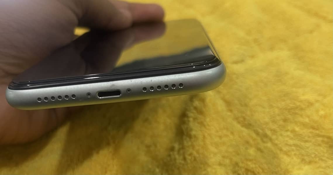 Apple iPhone 11 4