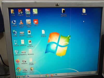 Hp 17inch LCD Sirf Bareeq line hi White per Nazar nhi ati