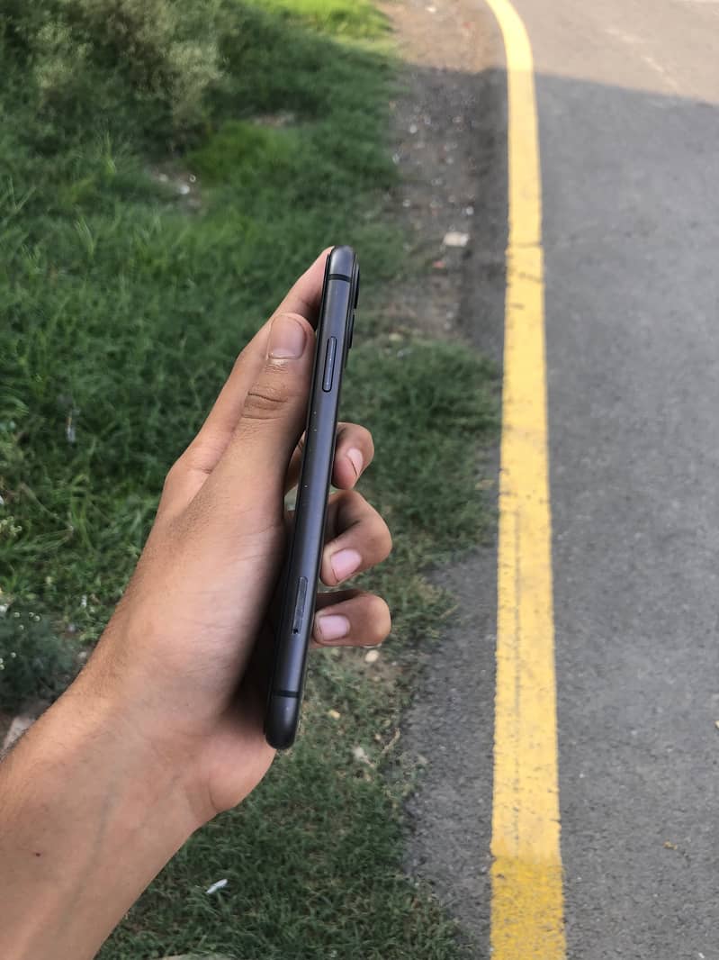 Apple iPhone 11 4