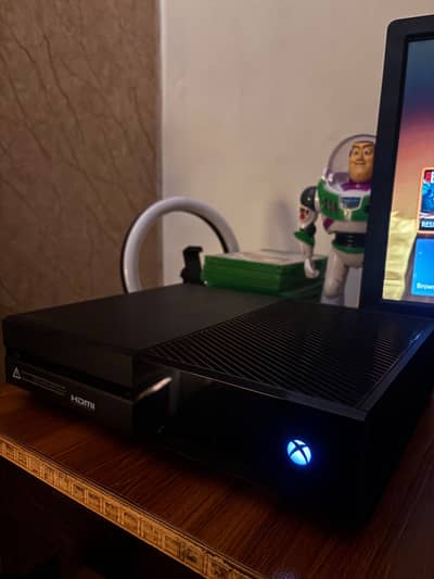 Xbox one w 8 games and 2 controllers for sale