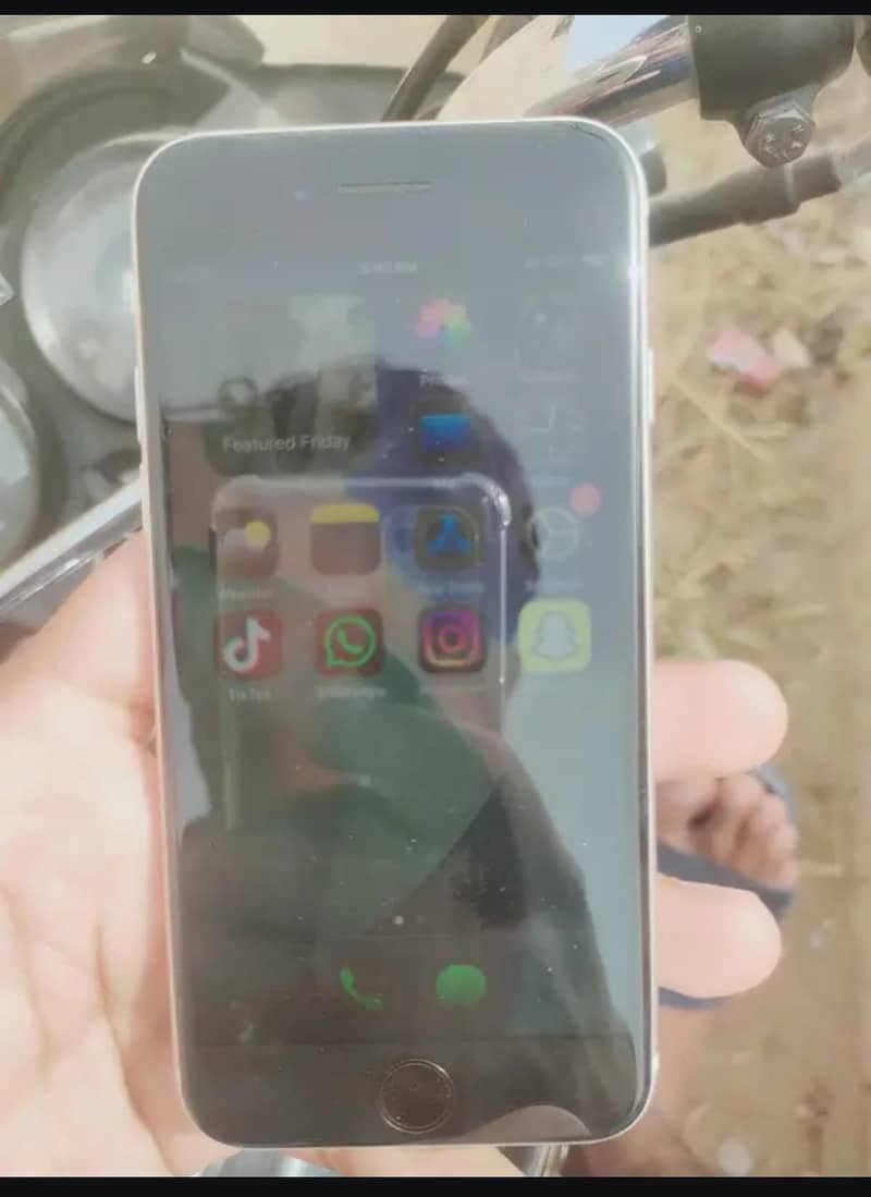 Apple iPhone SE 3rd Generation 1