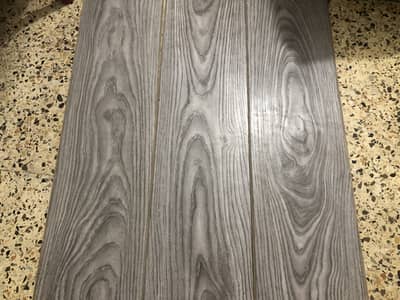 Vinyl flooring/Wooden Laminate Flooring – Good Condition