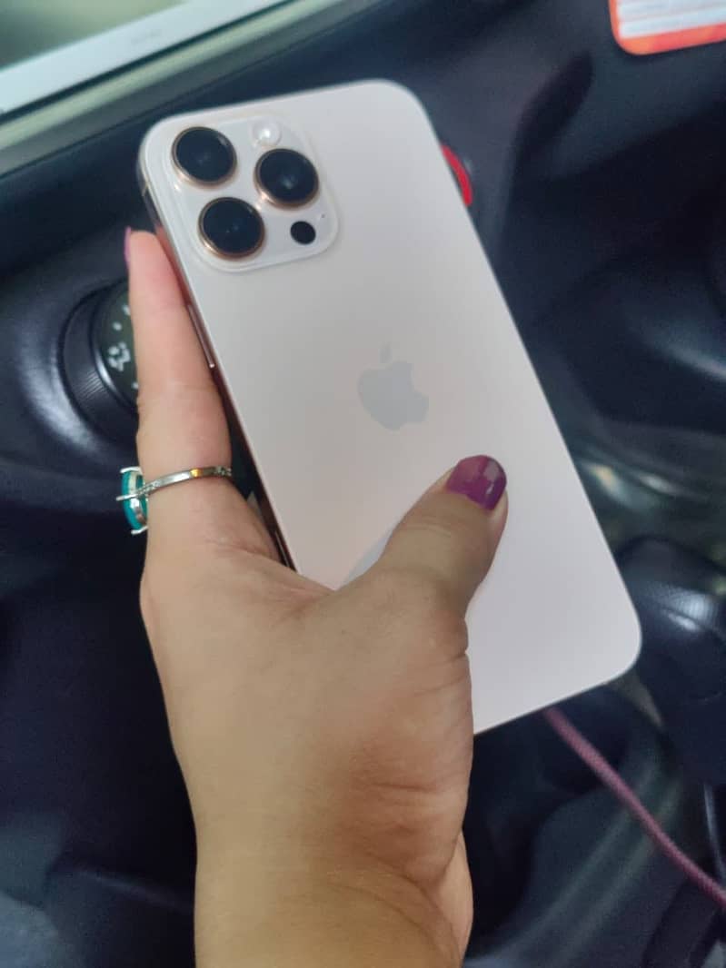 Apple iPhone 16 Pro Max 4