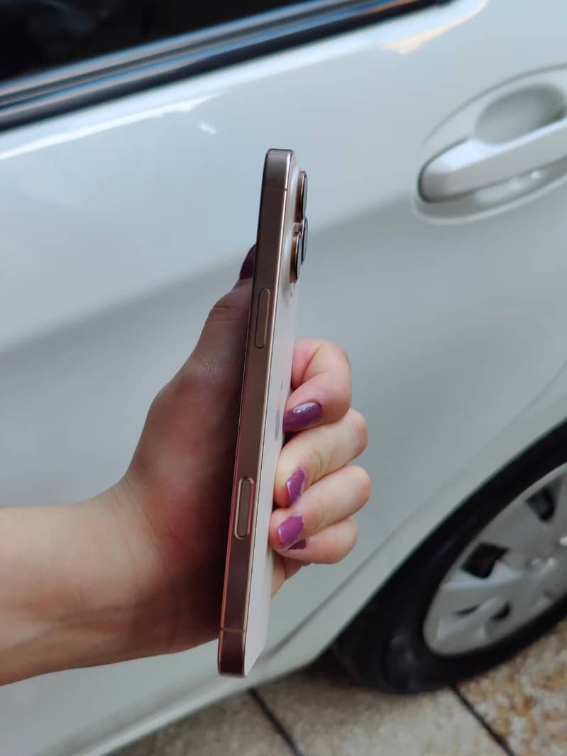 Apple iPhone 16 Pro Max 9