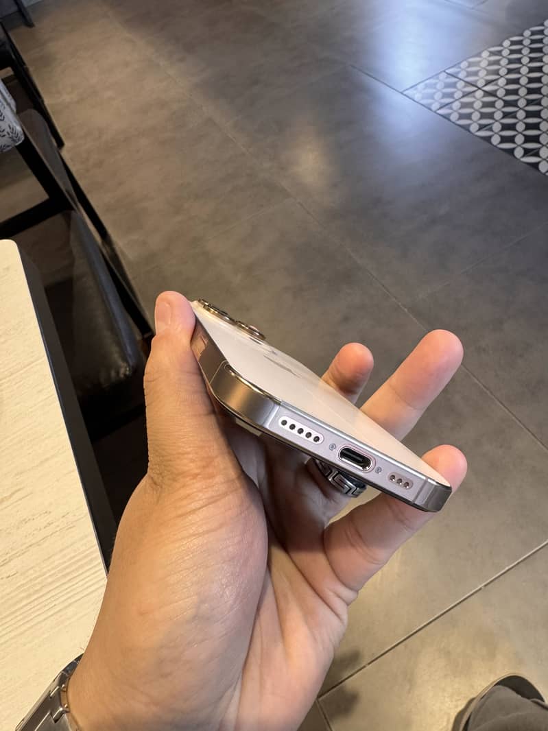 Apple iPhone 16 Pro 1