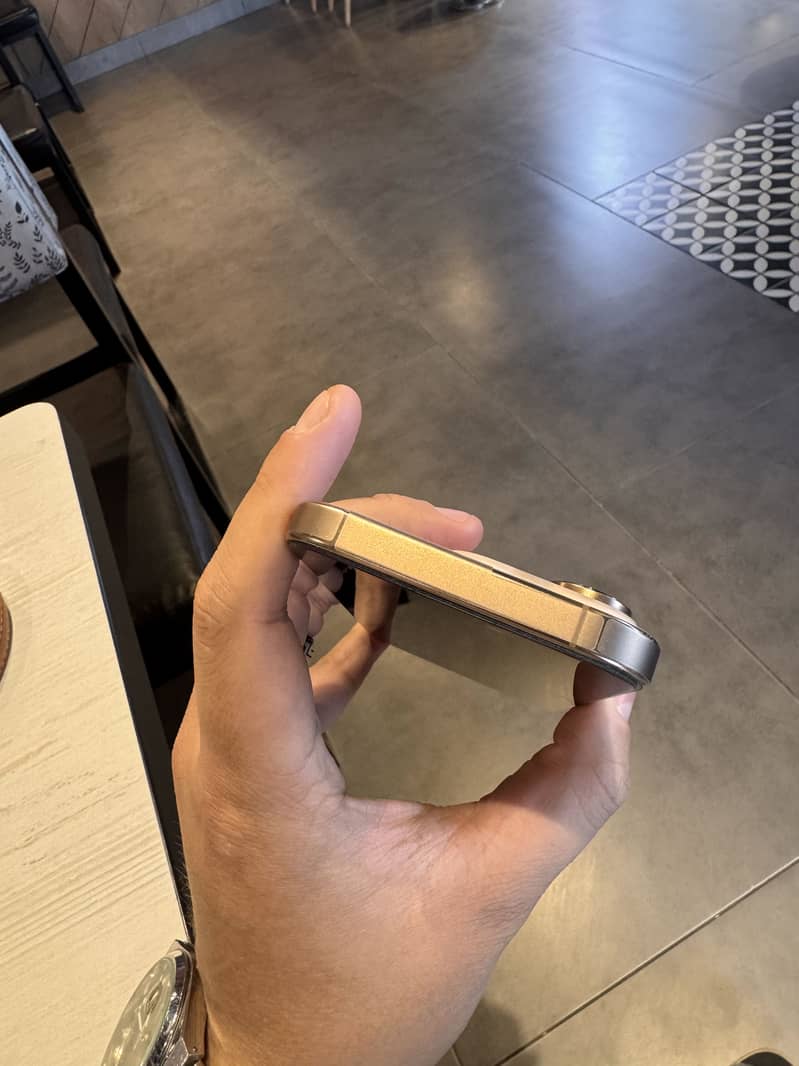 Apple iPhone 16 Pro 3