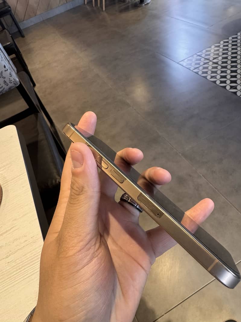 Apple iPhone 16 Pro 5