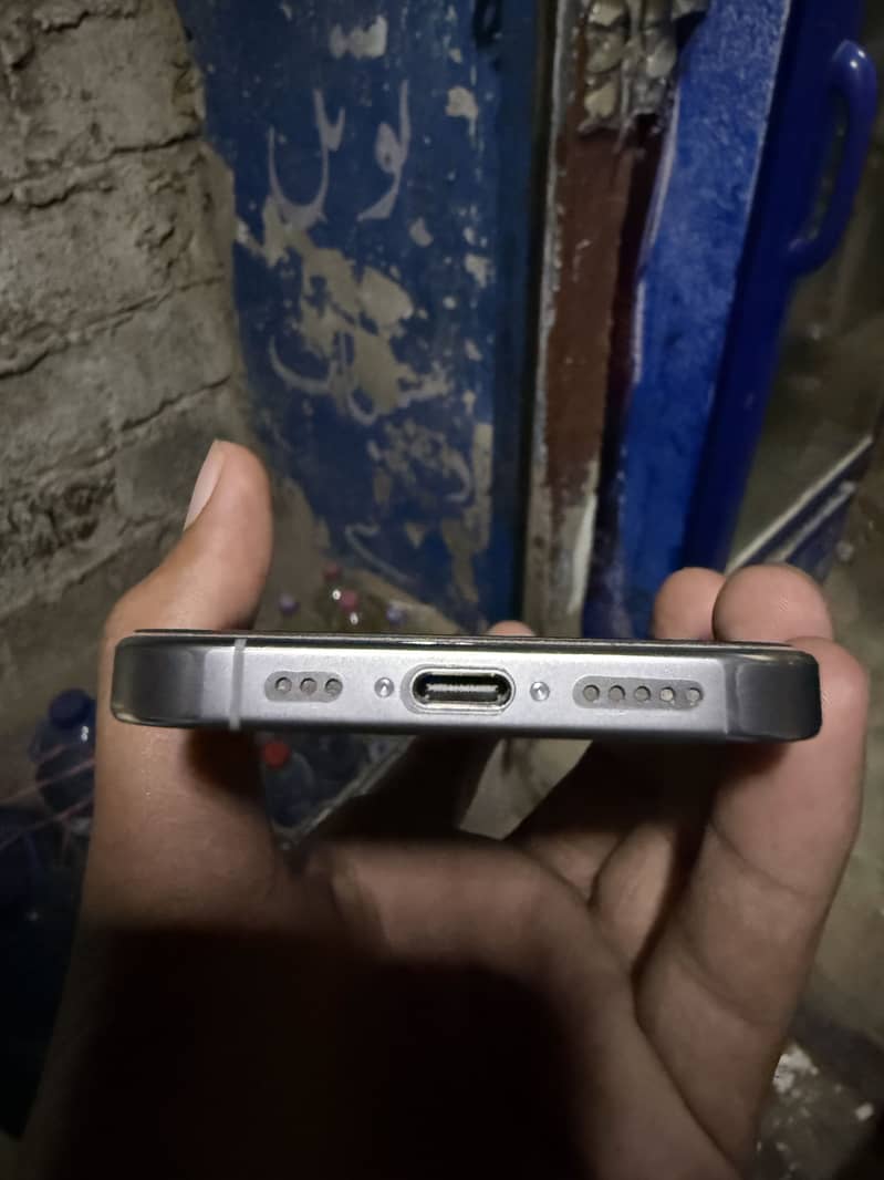 Apple iPhone 16 Pro 3