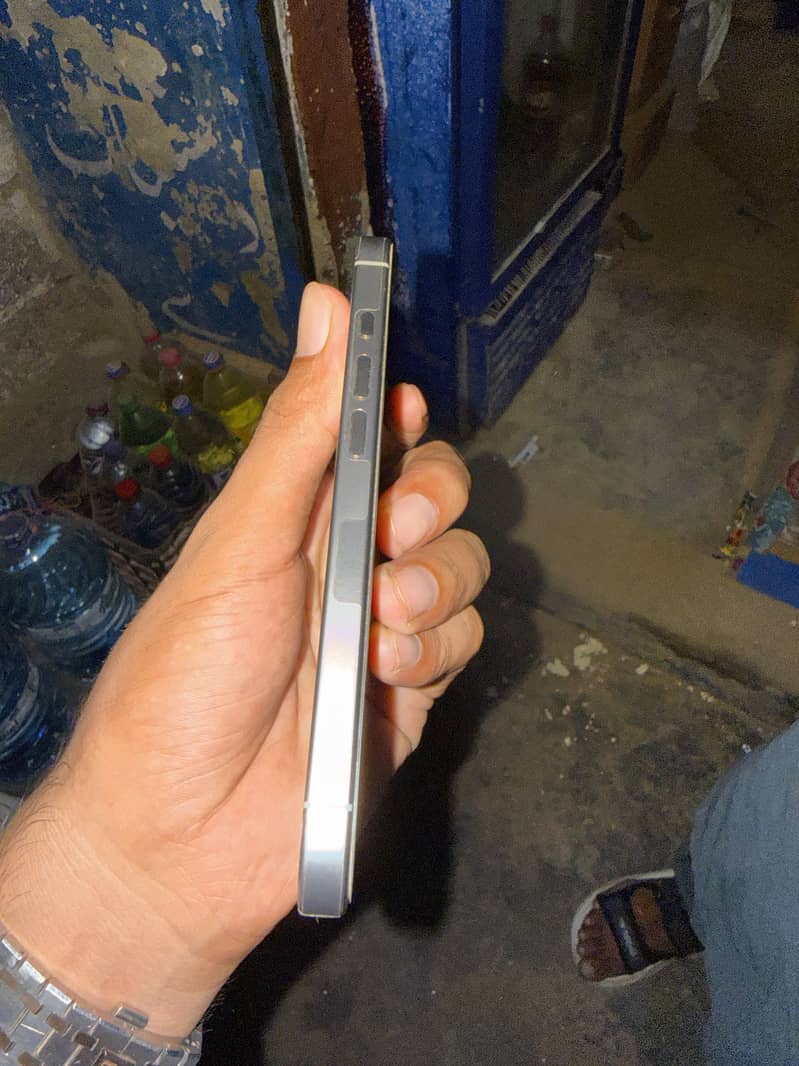 Apple iPhone 16 Pro 4