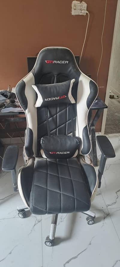Premium Guality Imported Gaming Chair used less than 6 months