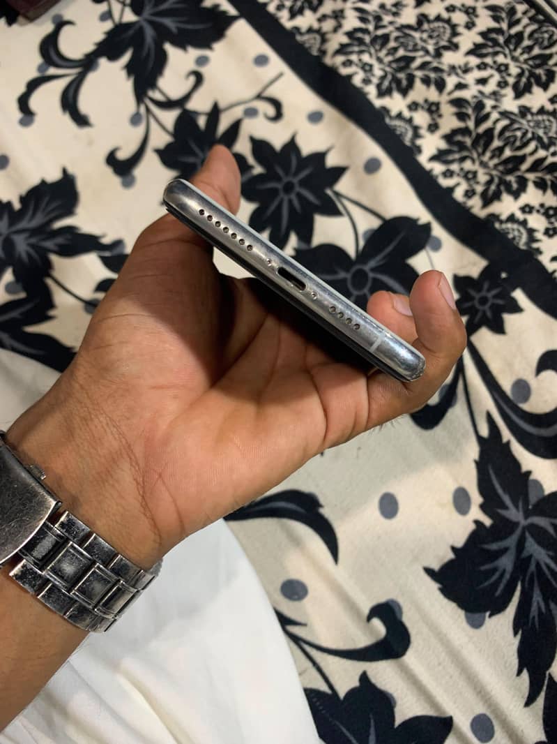 Apple iPhone XS Max 7