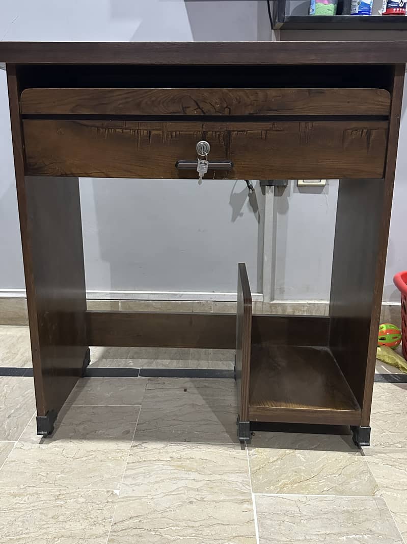 Computer Table and Chair 0