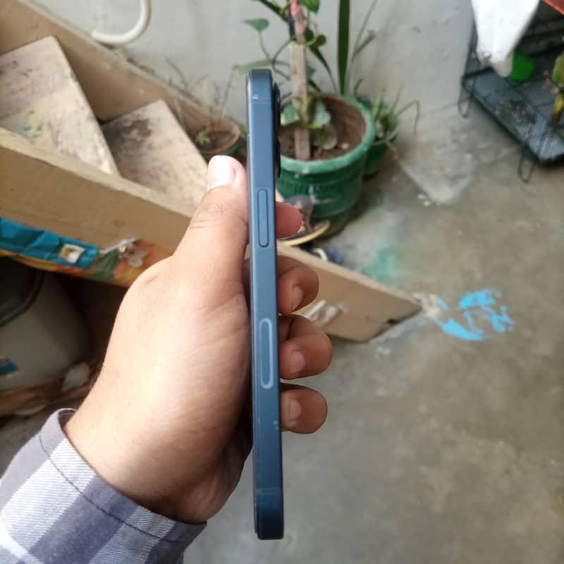 Apple iPhone 13 5