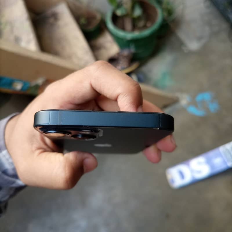 Apple iPhone 13 8
