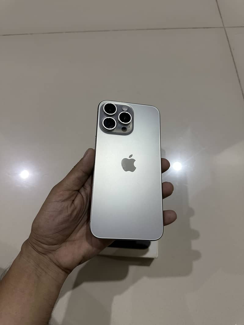 Apple iPhone 15 Pro Max 4