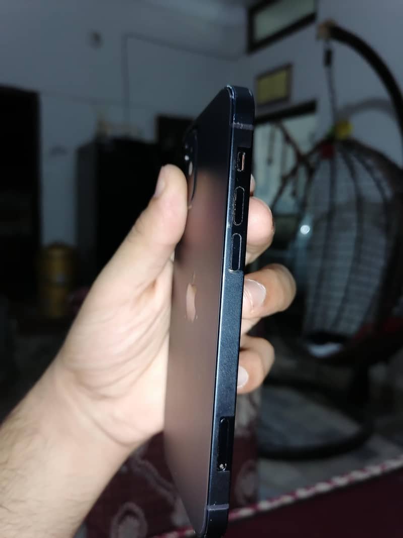 Apple iPhone 12 4