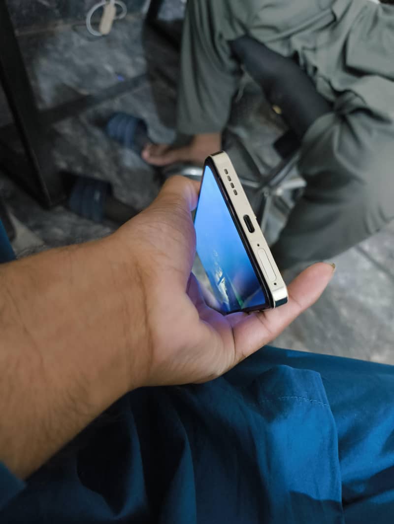 Realme 12 Plus 4