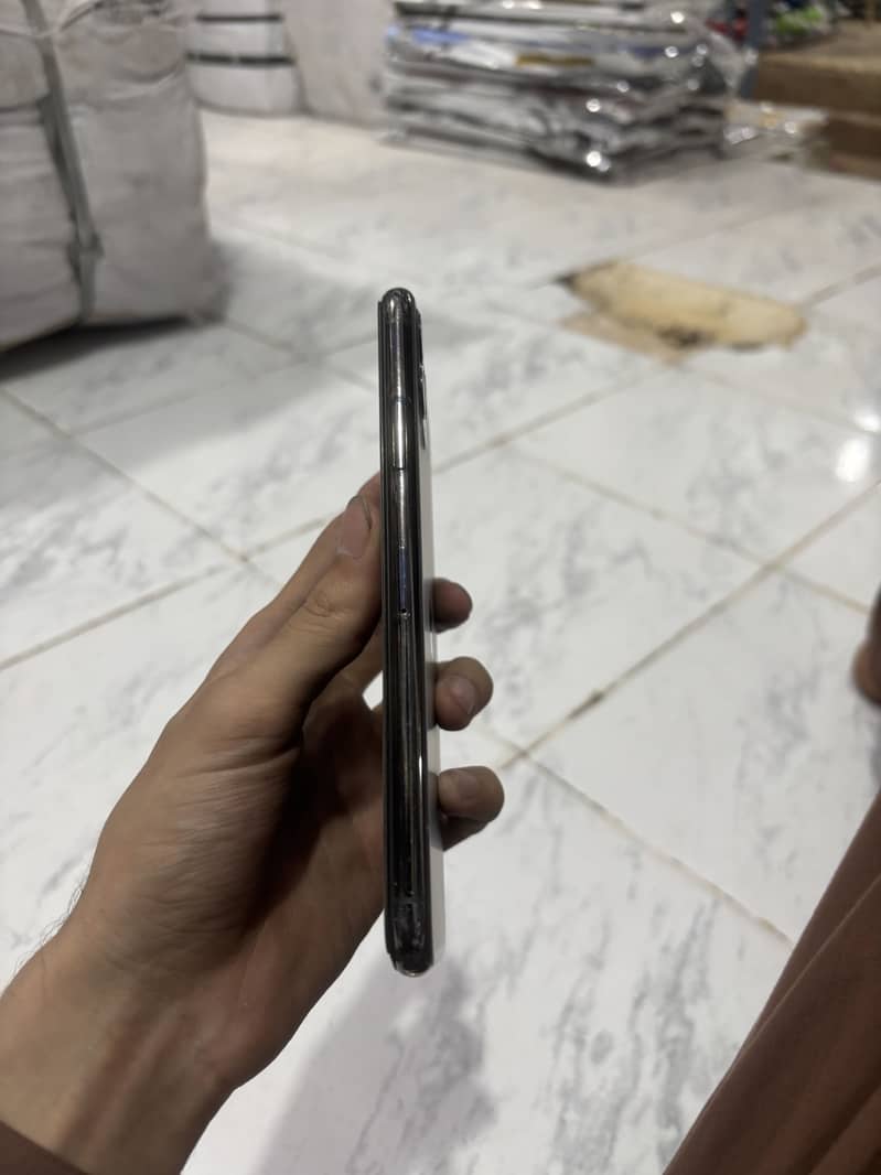 Apple iPhone 11 Pro Max 4