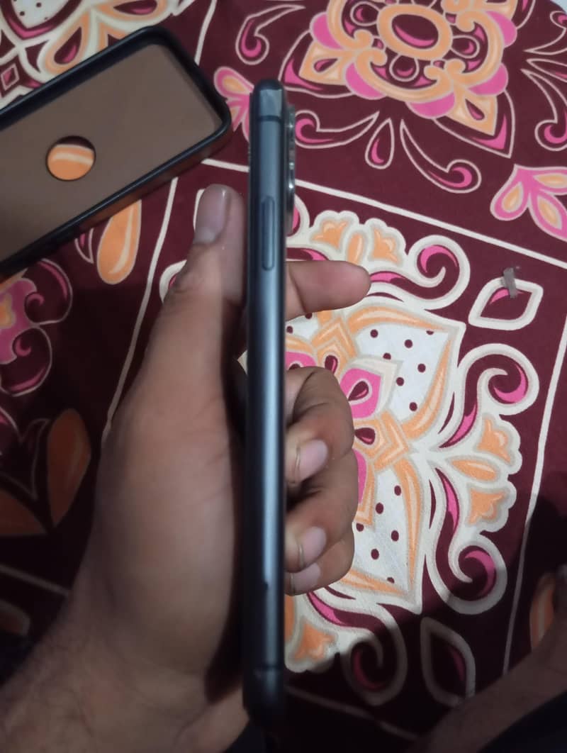 Apple iPhone 11 4