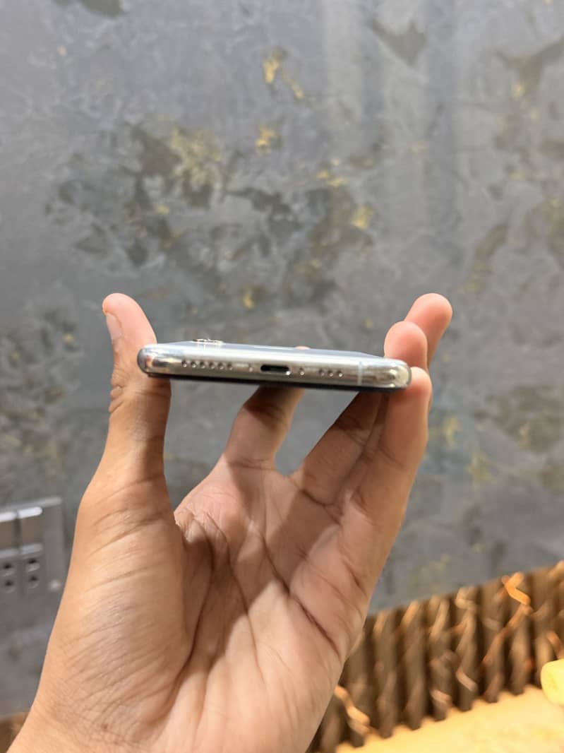 Apple iPhone XS 3