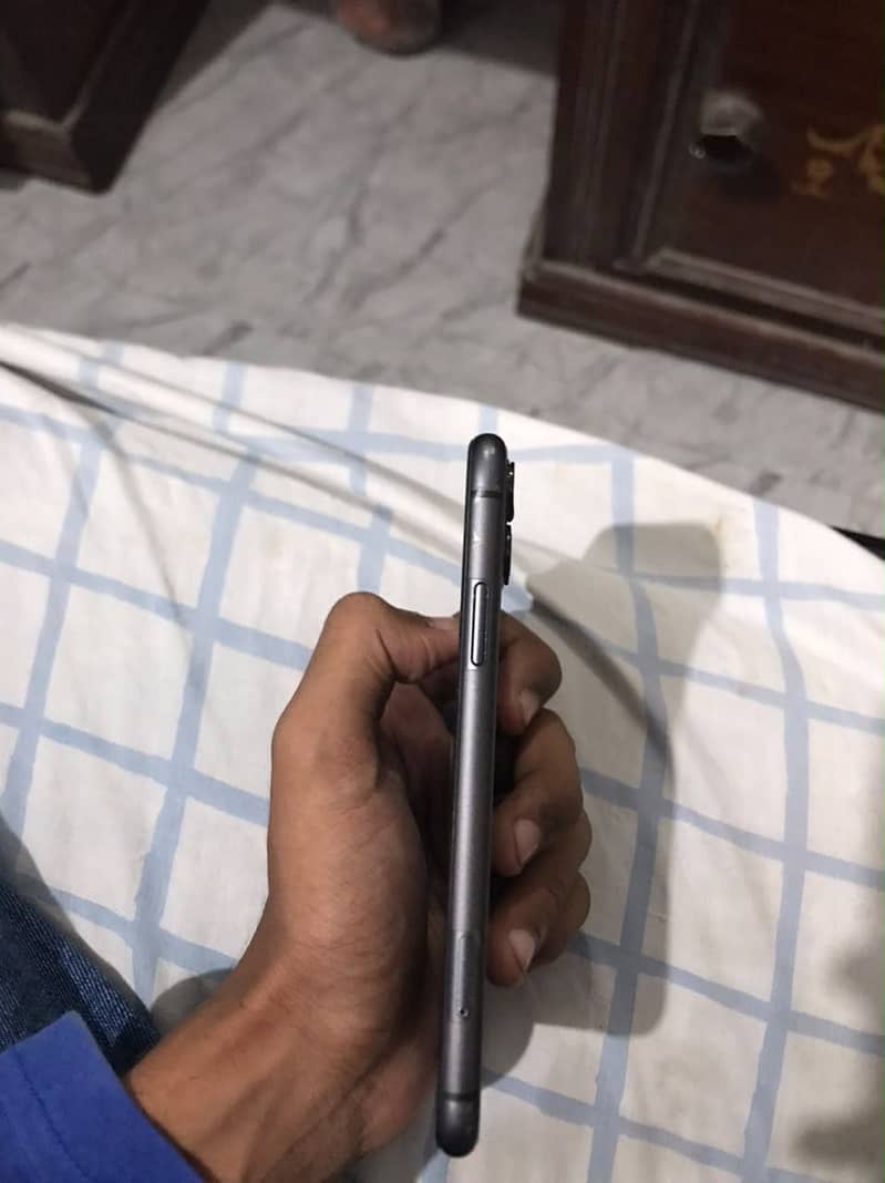 Apple iPhone 11 4