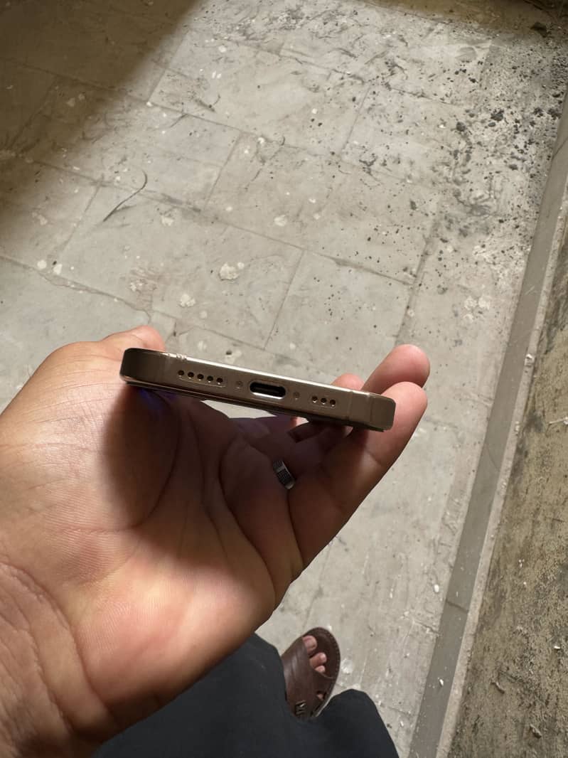 Apple iPhone 16 Pro 2