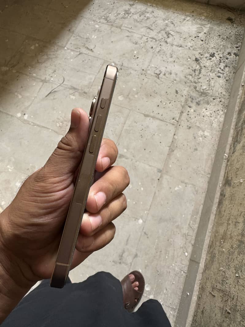 Apple iPhone 16 Pro 3