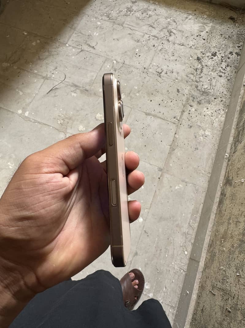 Apple iPhone 16 Pro 4