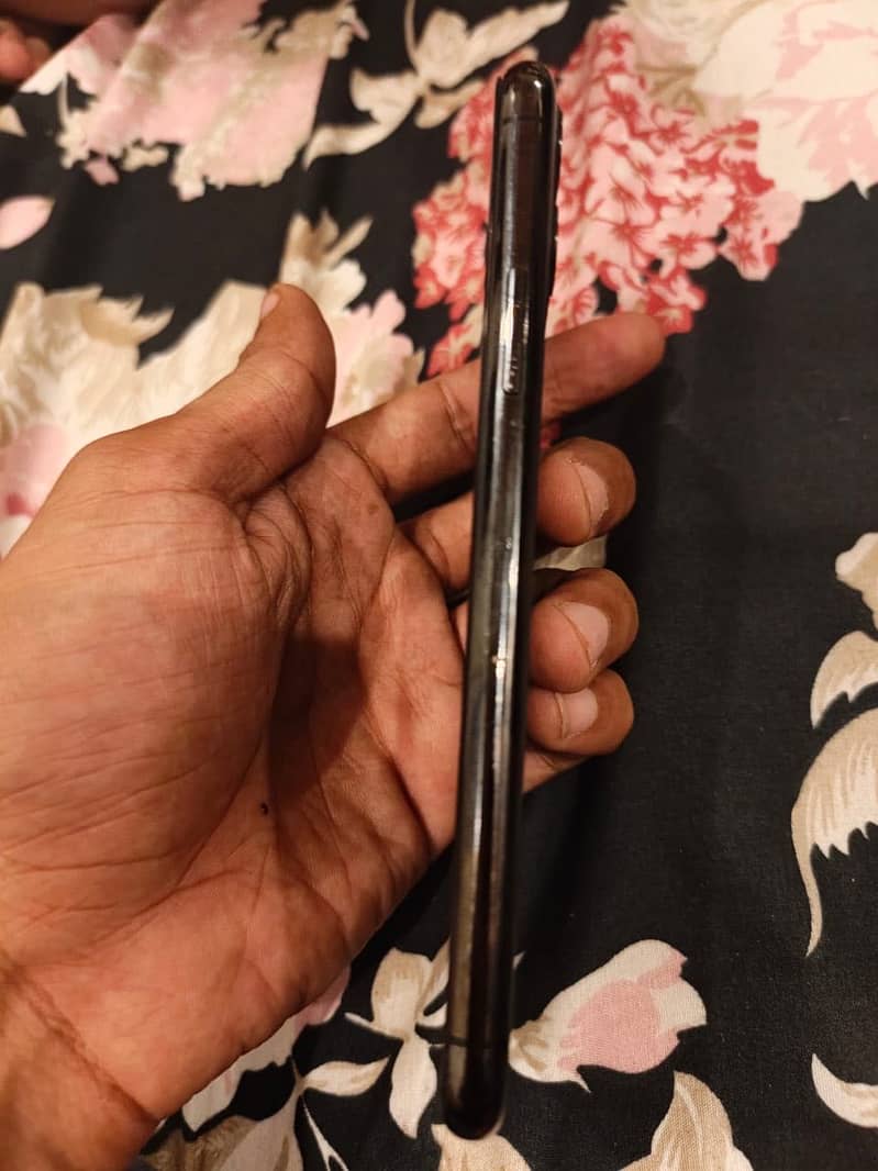 Apple iPhone 11 Pro 4