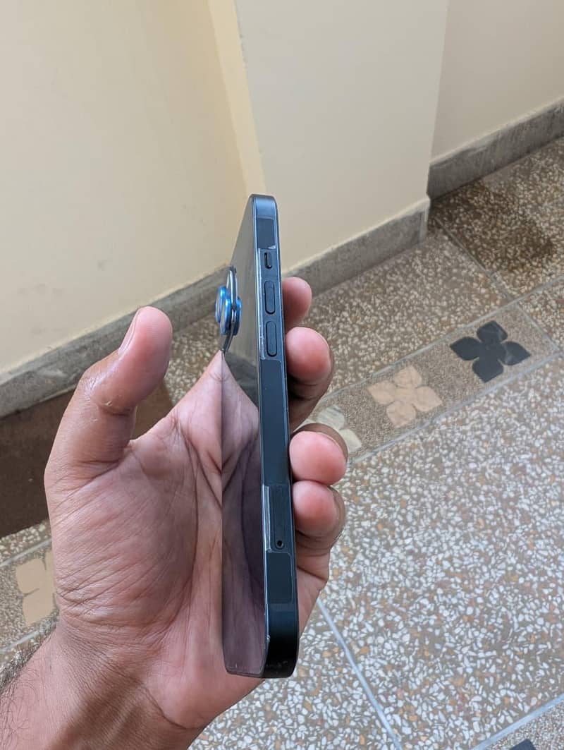Apple iPhone 13 2