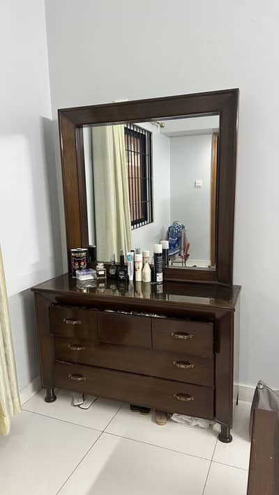 Bed and dressing table slightly used in excellent condition