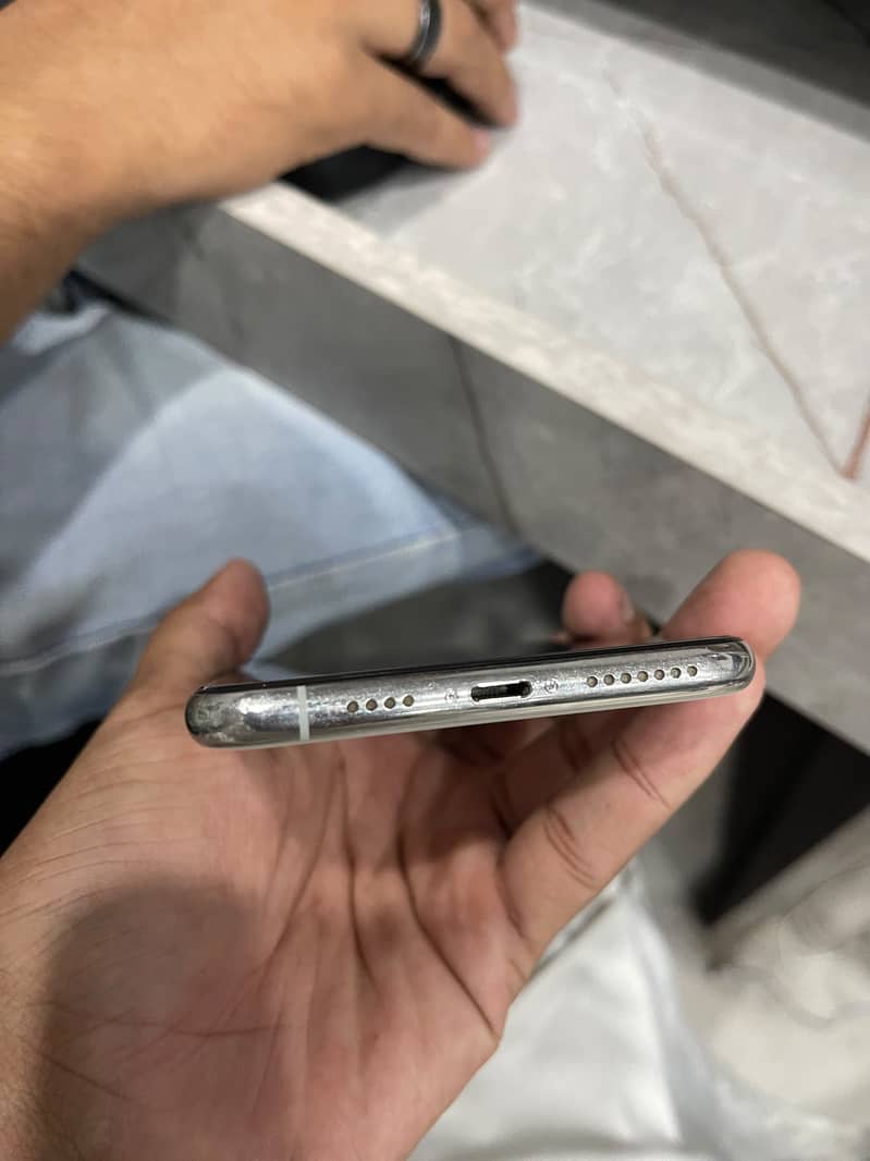 Apple iPhone 11 Pro Max 4