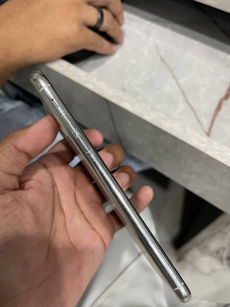 Apple iPhone 11 Pro Max 7