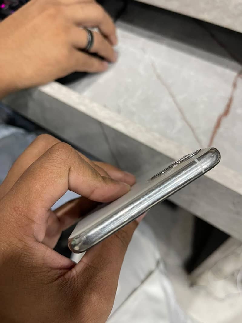 Apple iPhone 11 Pro Max 9