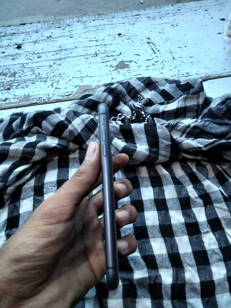 Apple iPhone 11 4
