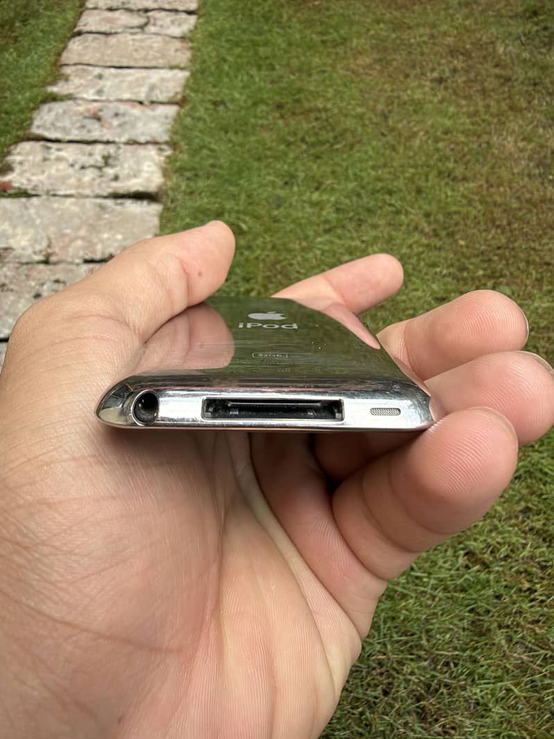 Apple iPod Touch 4th Generation 8